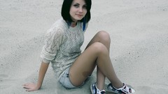 Sand woman legs green eyes brunettes short hair bob cut