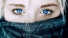 Scarfs blue eyes