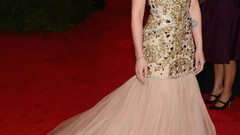 Scarlett Johansson blondes red carpet