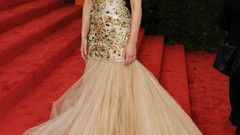 Scarlett Johansson blondes red carpet