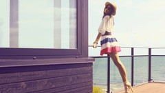 Sea woman hats sunglasses brunettes