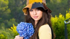 Selena Gomez faces hats