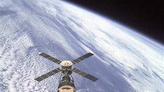 Skylab and Earth limba