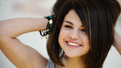 Smiling bracelets woman Selena