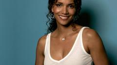 Smiling Celebrity halle berry