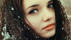 Snow winter woman green eyes brunettes