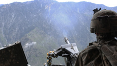 Soldiers military machine gun