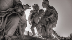 Statues monochrome