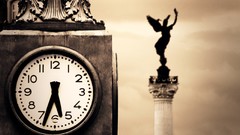 Statues silhouettes monochrome architecture clocks