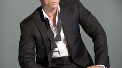 Suit daniel craig handguns