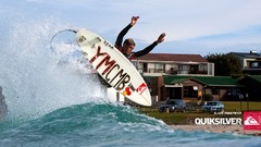 Surfing waves quiksilver