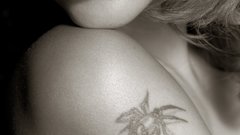 Tattoos woman lips