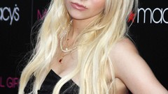 Taylor momsen singers