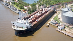 Train Loading high ferry Resolution