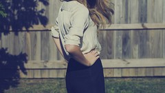 Trees grass woman dress hats fences shirts blondes taylor swift 