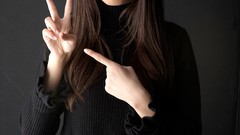 Victoria justice V sign