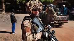 War weapons Guns Army soldiers French military Africa 