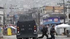 War weapons Guns police running slum Rio de Janeiro Brazil raid 