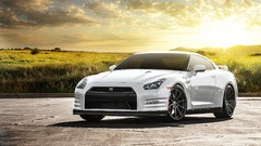 White cars front Nissan GT