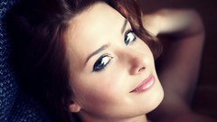 White woman shiny smiling smiley face Anna Tatu