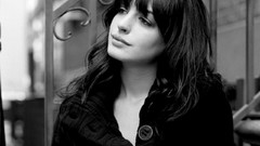 Woman Actress anne hathaway grayscale