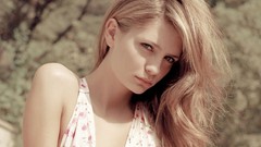 Woman Actress models mischa barton