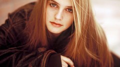 Woman Alicia Silverstone blondes