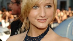 Woman Ashlee Simpson blondes