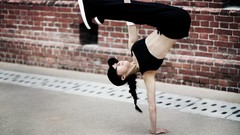 Woman asians breakdancing