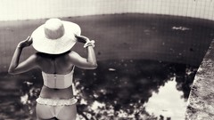 Woman ass hats monochrome bikini woman from behind Paparazzo 