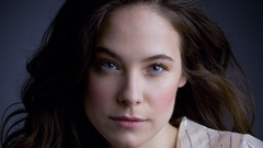 Woman AUG Caroline Dhavernas