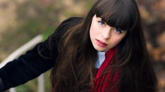 Woman bangs models Pauline Hita