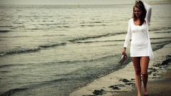 Woman Beaches brunettes