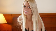 Woman beds blondes Annely Gerritsen