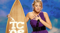 Woman blake lively surfboards