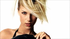 Woman blondes Ana Hickmann