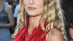 Woman blondes annabelle wallis necklaces