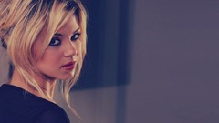 Woman blondes Ashlynn Brooke brui studio