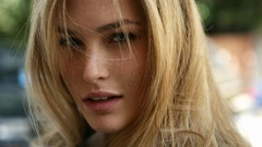 Woman blondes bar refaeli