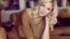 Woman blondes blue eyes