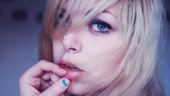 Woman blondes blue eyes