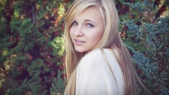 Woman blondes blue eyes