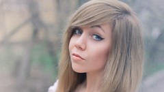 Woman blondes blue eyes