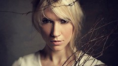 Woman blondes brown eyes