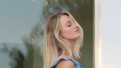 Woman blondes Carisha