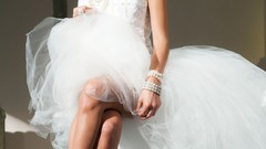 Woman blondes Cassandra Cruz