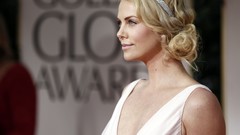 Woman blondes charlize theron red carpet Golden Globes Award 
