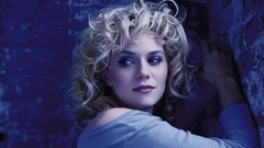 Woman blondes curly hair Hilarie Burton