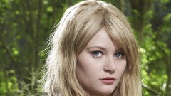 Woman blondes Emilie de Ravin
