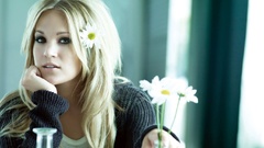 Woman blondes flower in hair